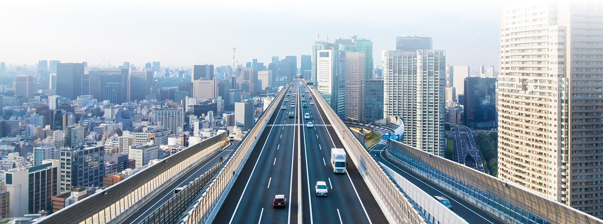 高速道路を中心とした街並みの写真