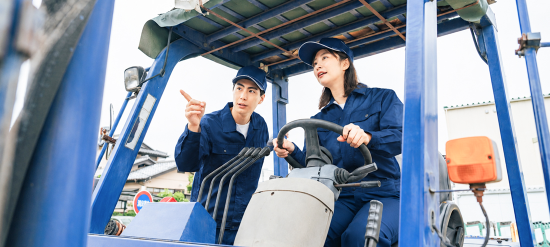 フォークリフトの運転方法を指導している写真