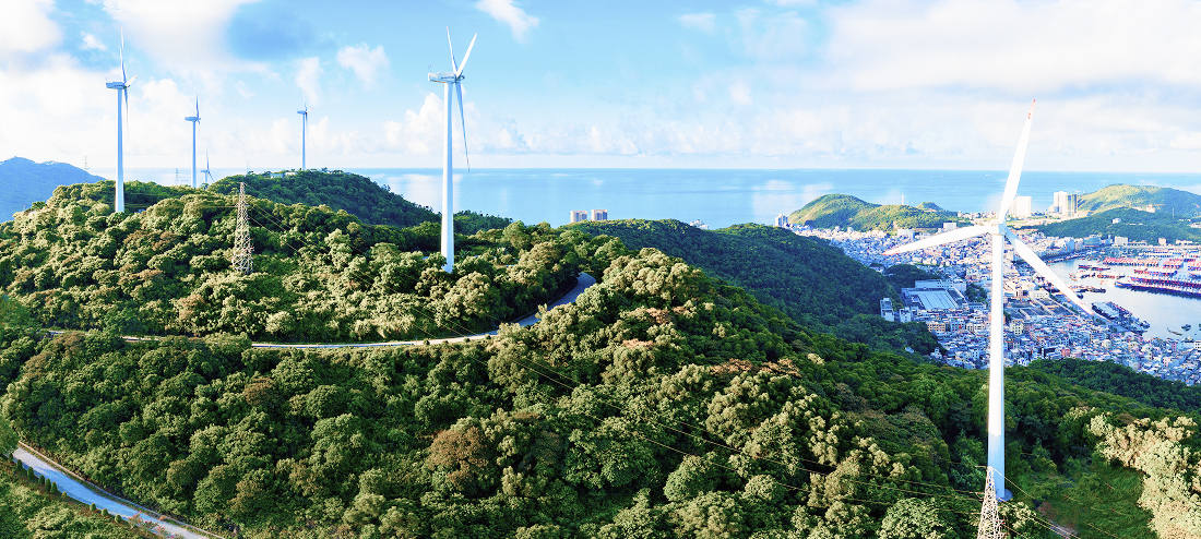 山に設置された複数の風力発電機の写真