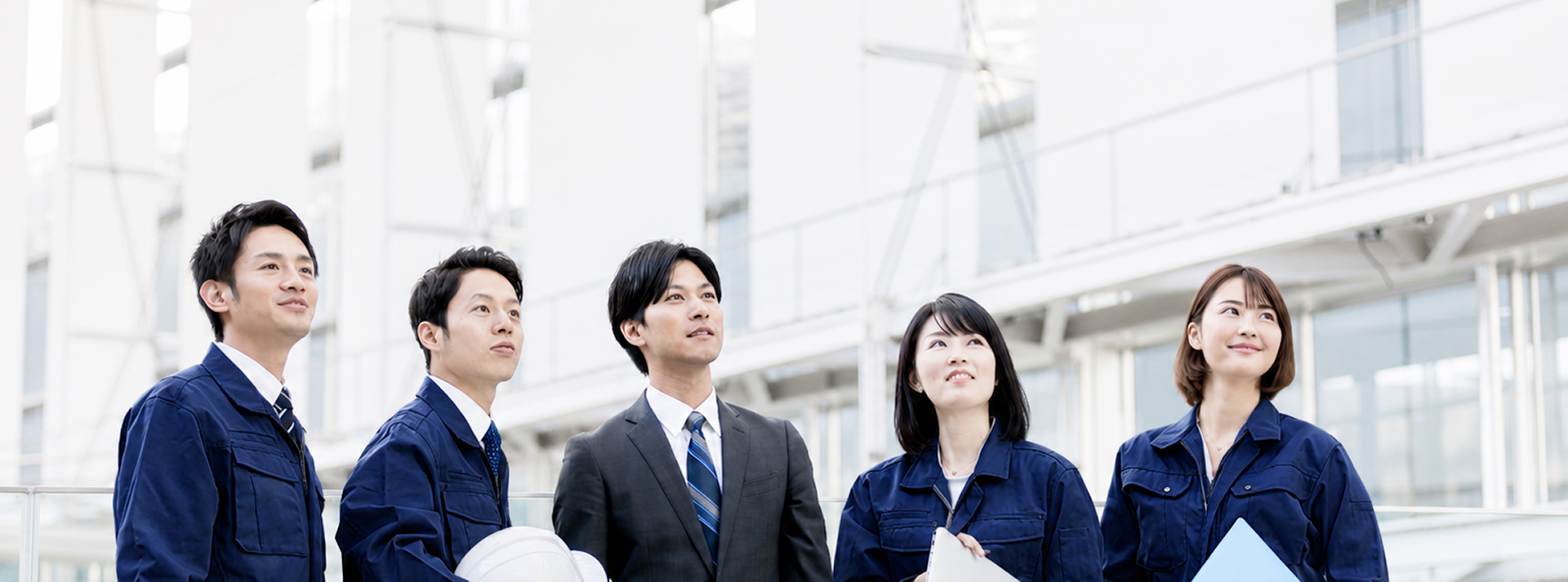 5人のスタッフが並んでいる写真