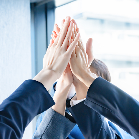 複数の人でハイタッチしている写真