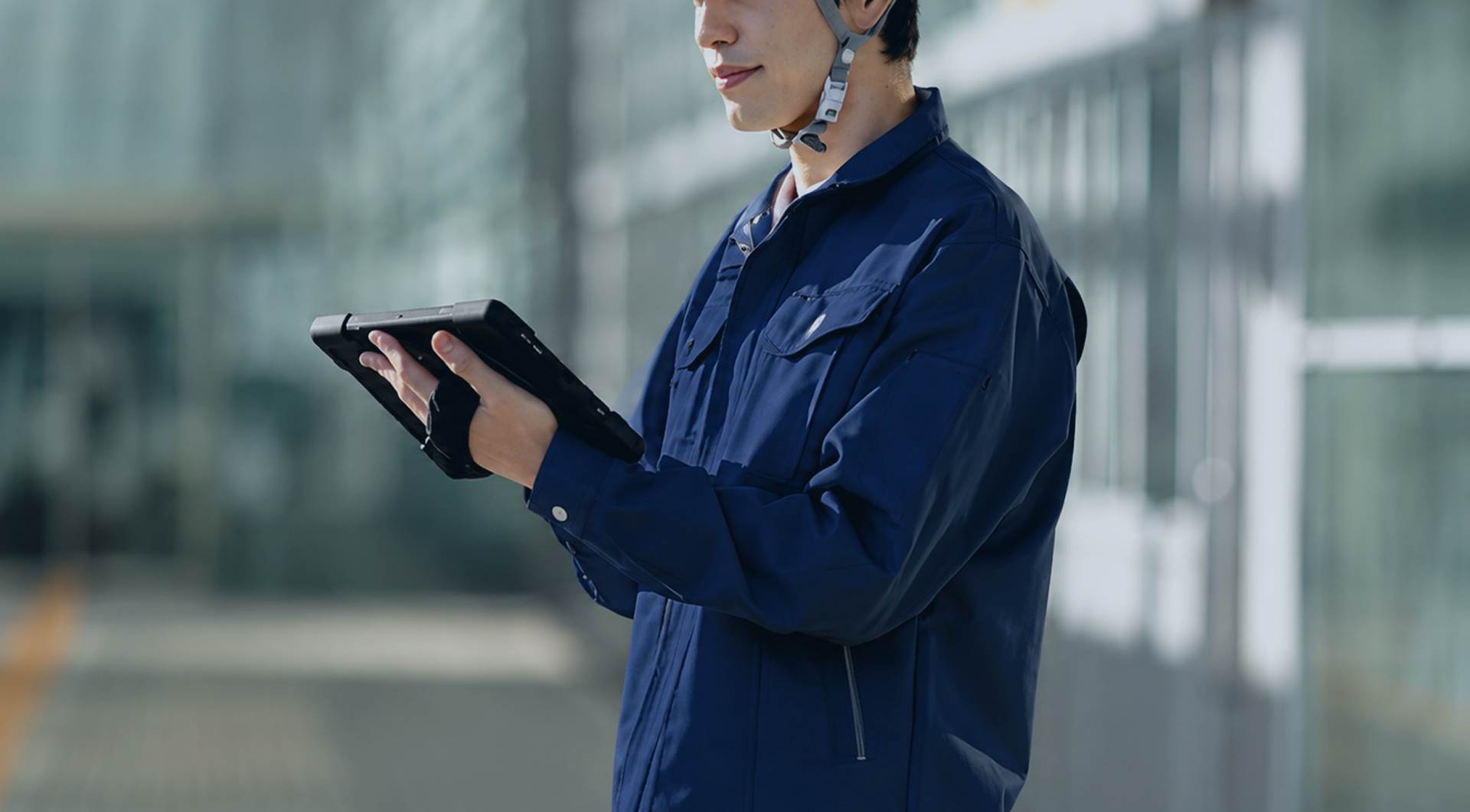 社員がタブレットを見ている写真