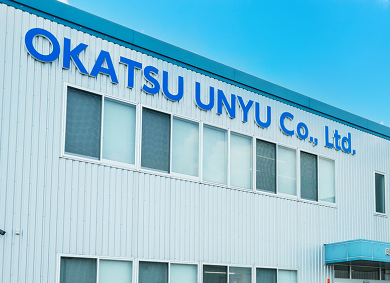 トラックが並んでいる写真