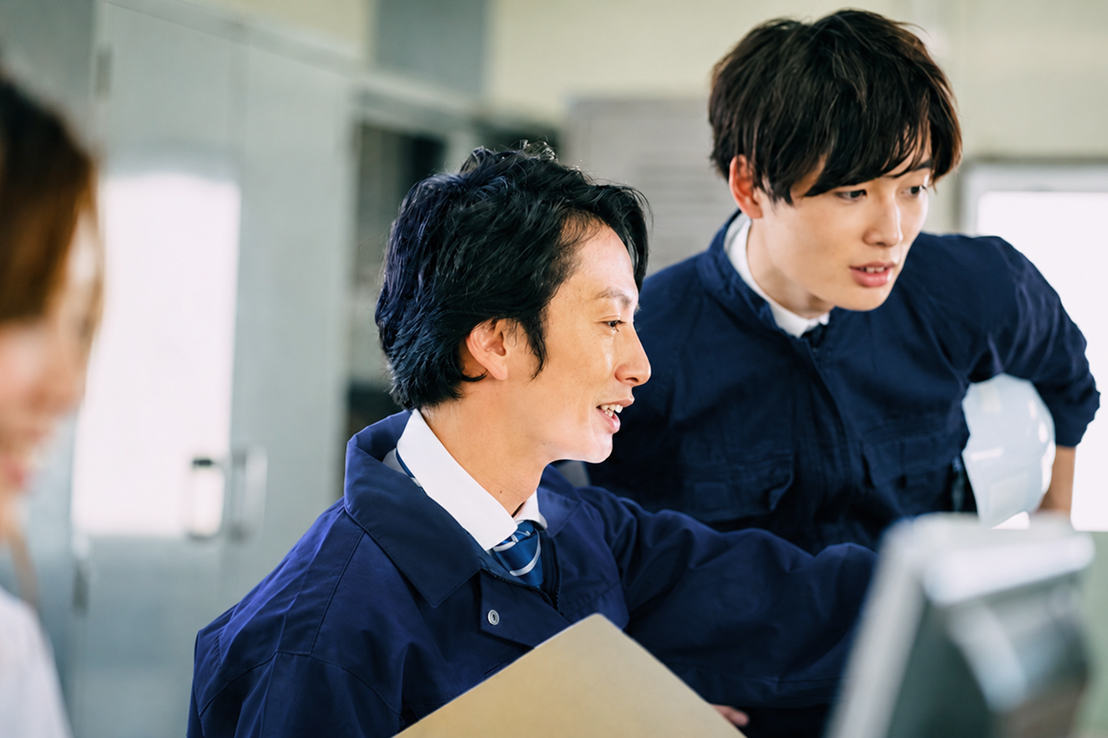 先輩社員が後輩社員に説明している写真
