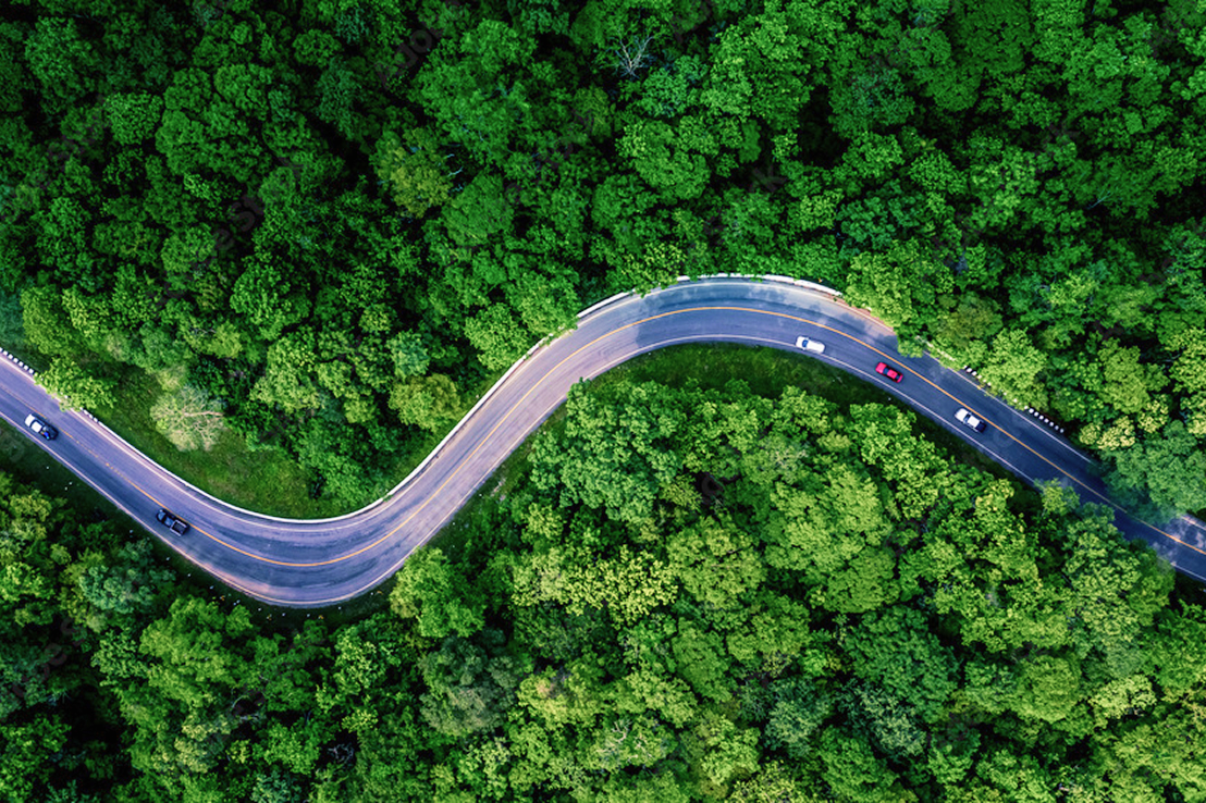 道路を走る車の空撮写真