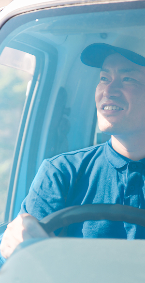 トラックを運転している男性の写真