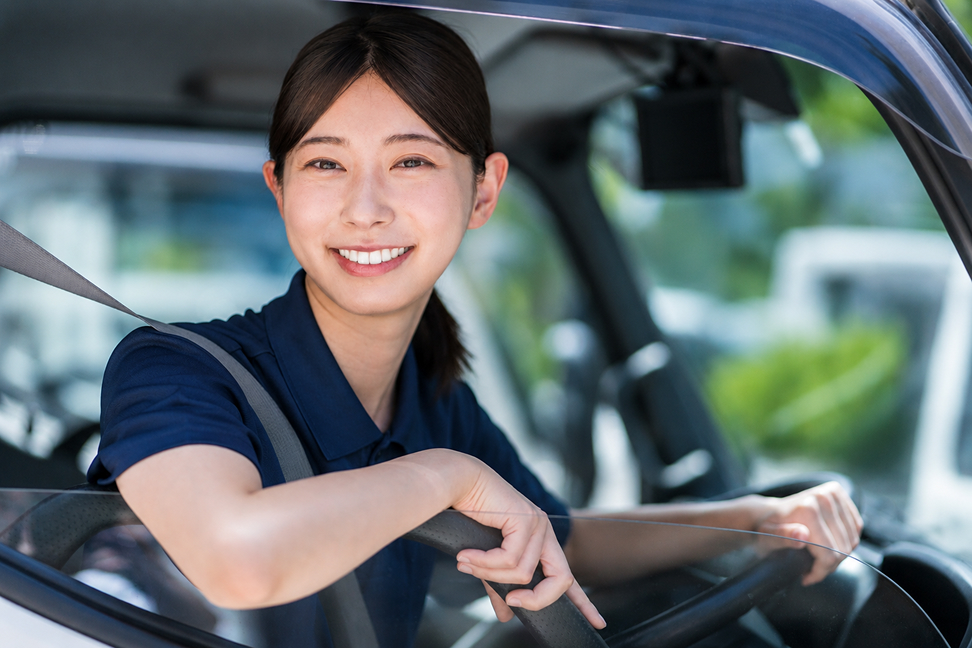 笑顔の女性社員の写真