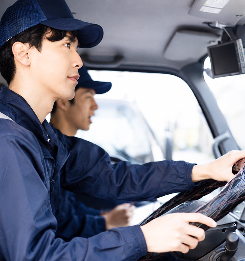 車を運転している男性の写真