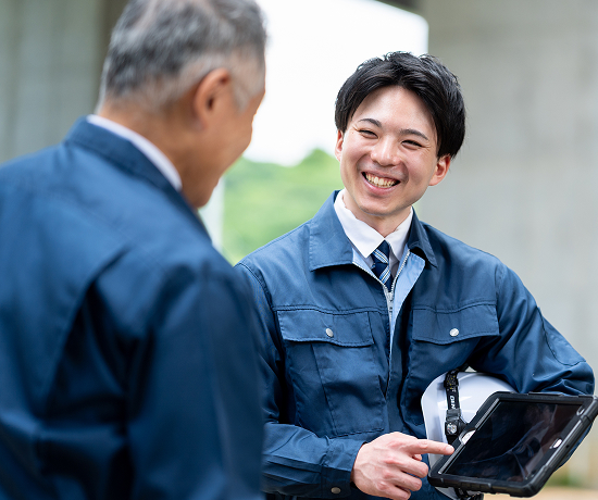 笑顔の男性の写真