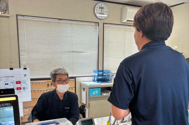 業務前点呼を実施する社員の写真