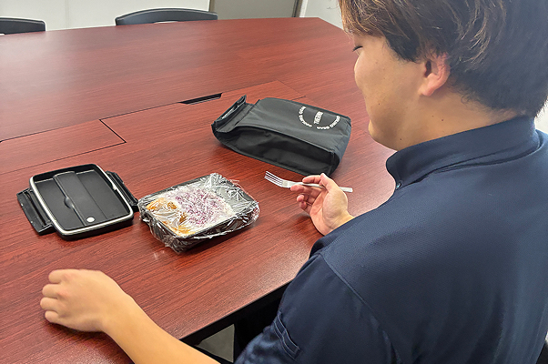休憩室で食事する社員の写真