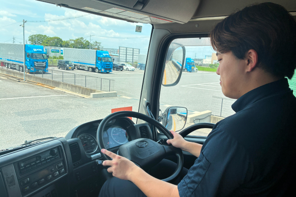 安全運転する社員の写真