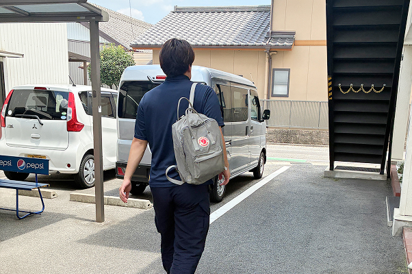 帰宅する社員の写真
