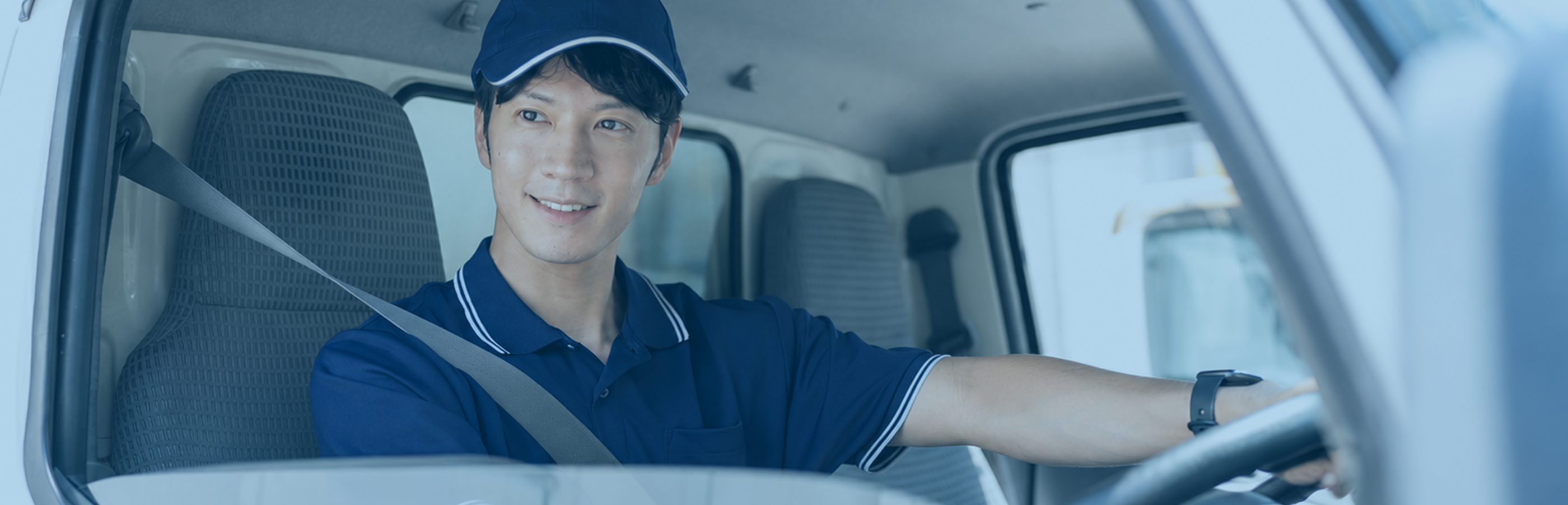 トラックを運転する社員の写真