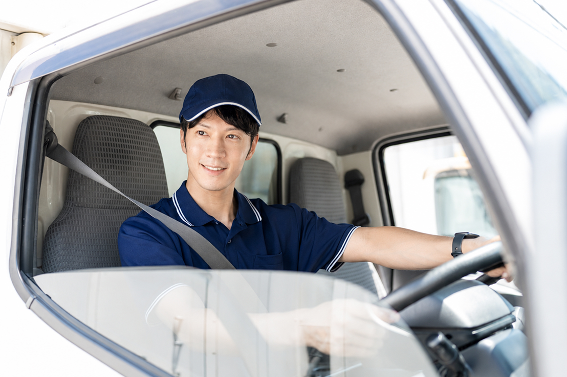 トラックを運転する男性の写真