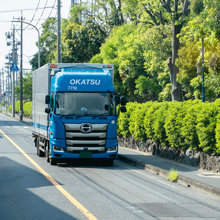 道路を走るトラックの写真