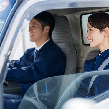 トラックに乗る社員の写真